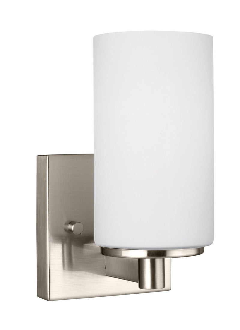 Hettinger Bath Sconce in Brushed Nickel